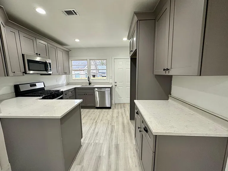 1076 Donnelly Ave SW #A — Photo 5
