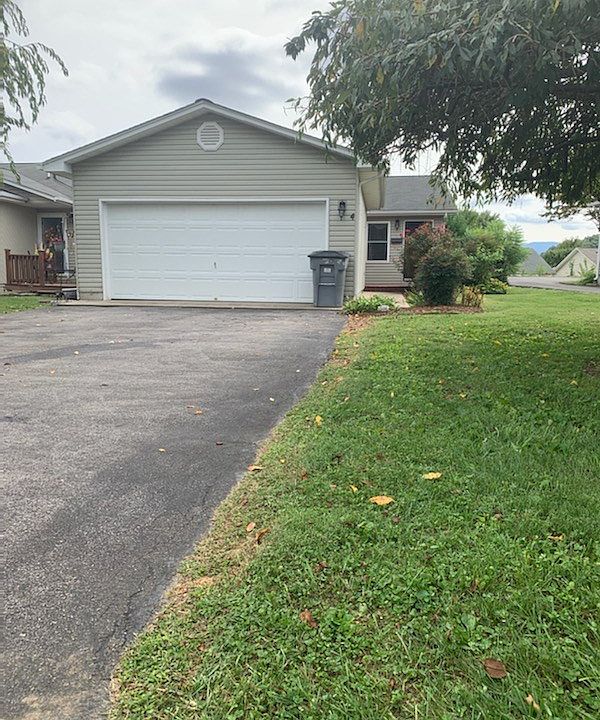 2nd image of 208 Hunter Hills Cir