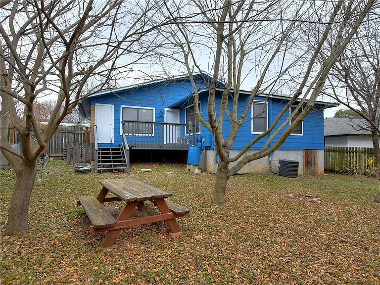 904 Walter St — Photo 3