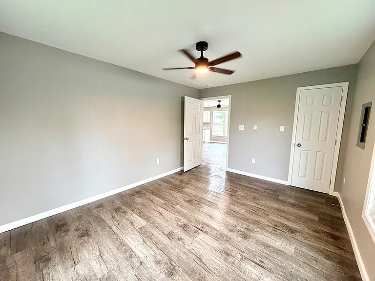 312 Twyman Sq — Photo 6
