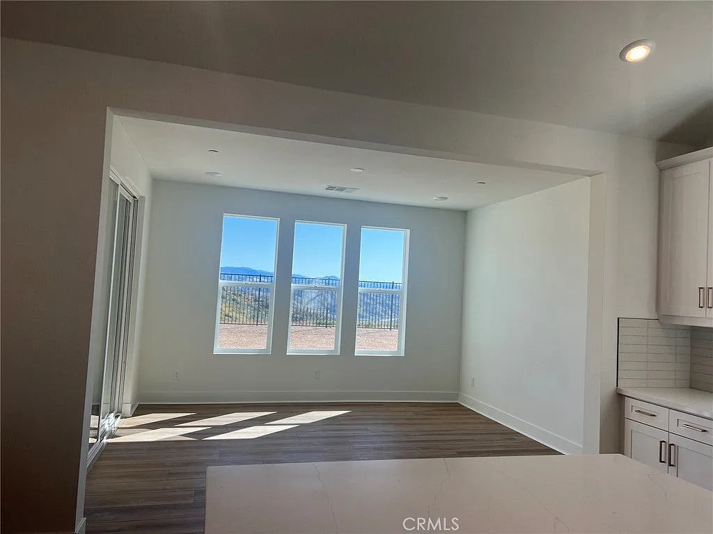 3 bed, 2.5 bath, 2490 sqft, $4,900 — Photo 4