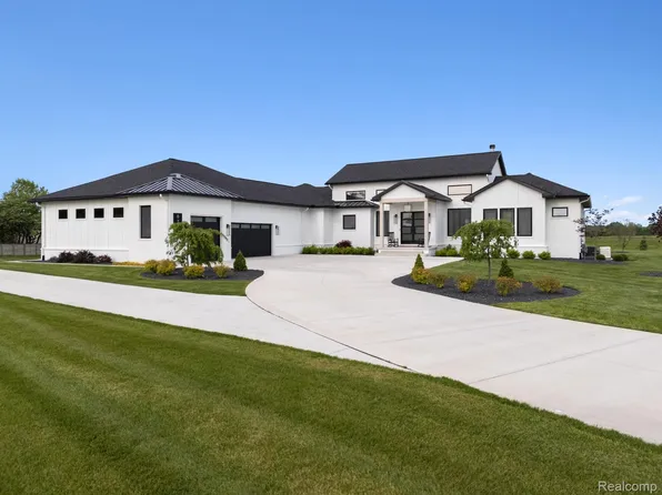 6717 Warner Rd, Saline, MI 48176