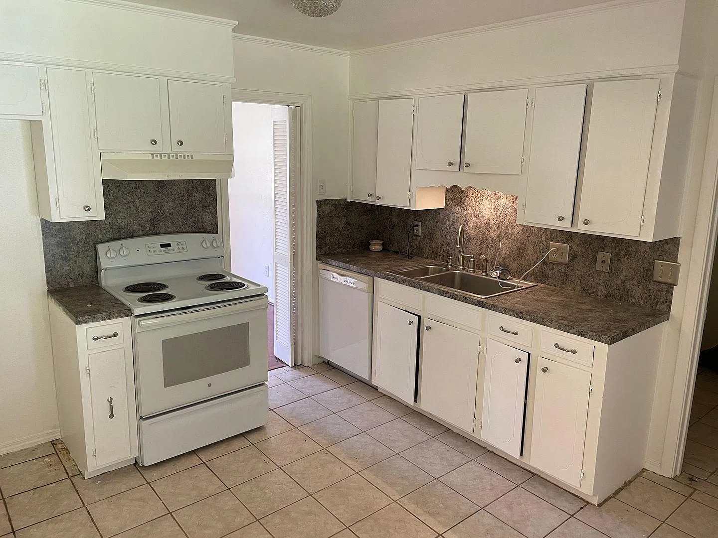 3 bed, 1235 sqft, $1,350 — Photo 2