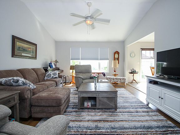 4th image of 817 Daisy Cir NE