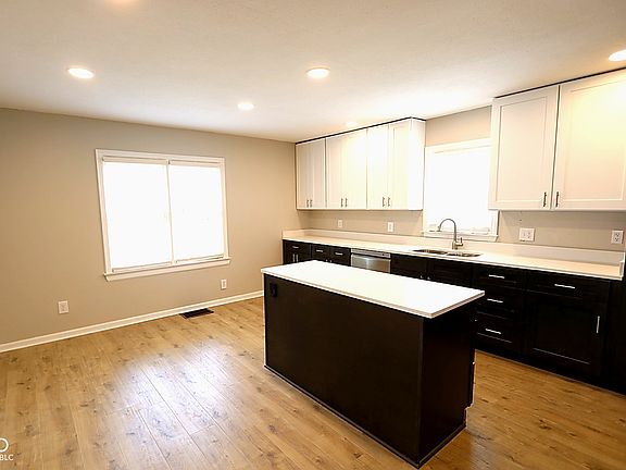 4th image of 935 Jackson Blvd