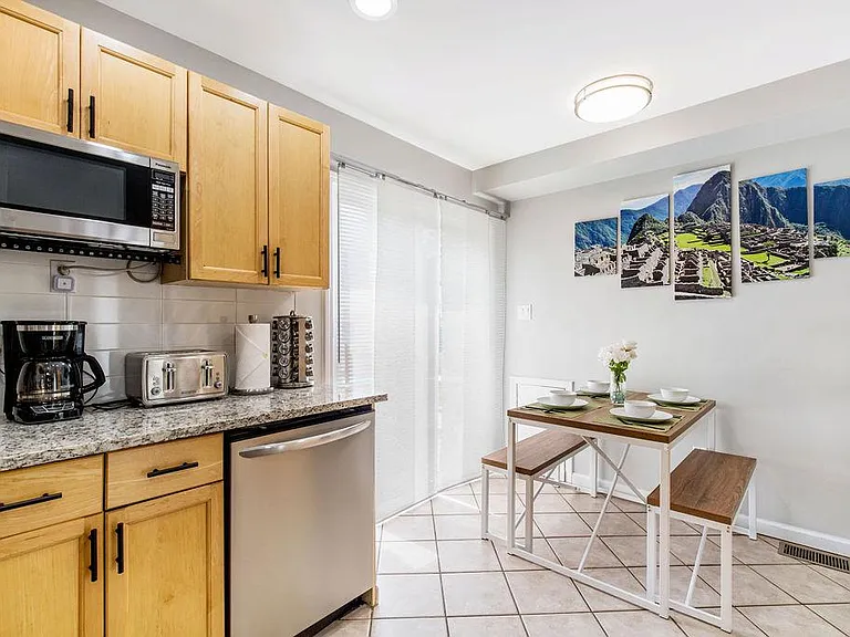 2024 Rowland Ave — Photo 10