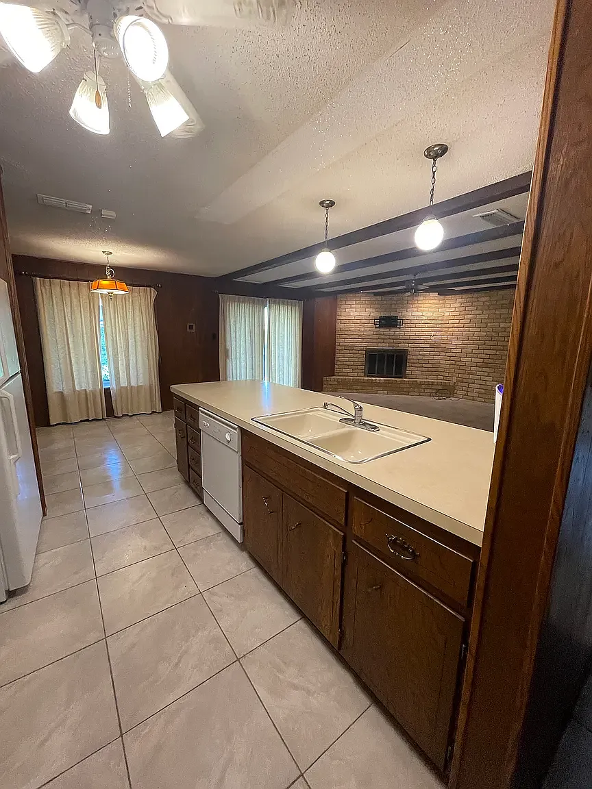 4 bed, 1922 sqft, $1,650 — Photo 2