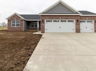 102 Prairie Dr, Lexington, IL 61753