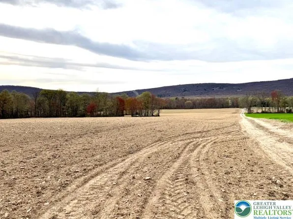 9170 N Loop Rd, Slatington, PA 18080