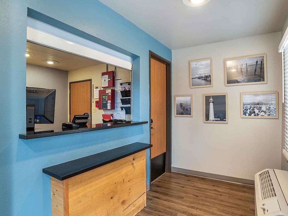 Lobby and Guest Check-in
