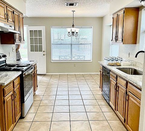 5th image of 512 Red Oak Dr