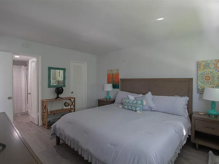 400 SE 10th St #1 — Photo 9