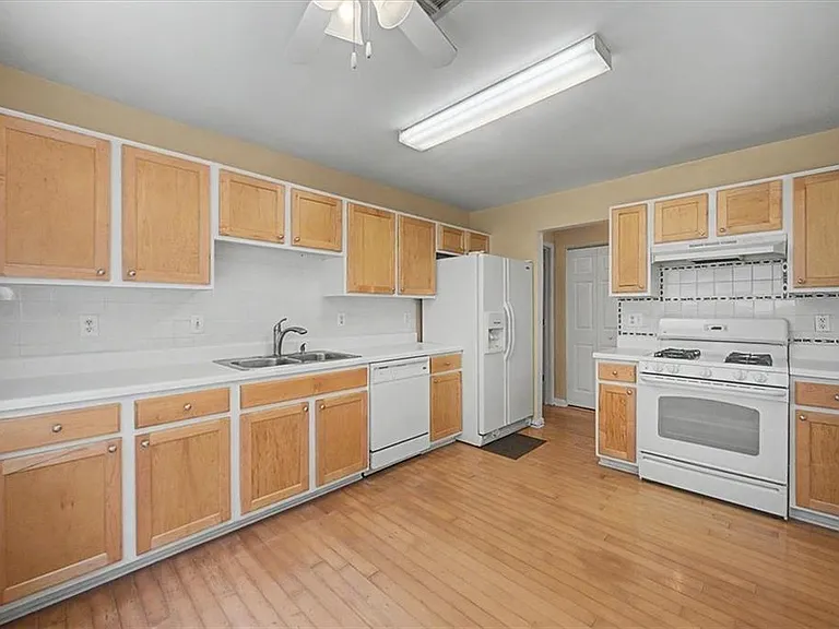 2025 Baramore Oaks Dr — Photo 9