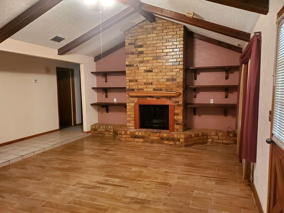 2nd image of 107 W Live Oak Dr