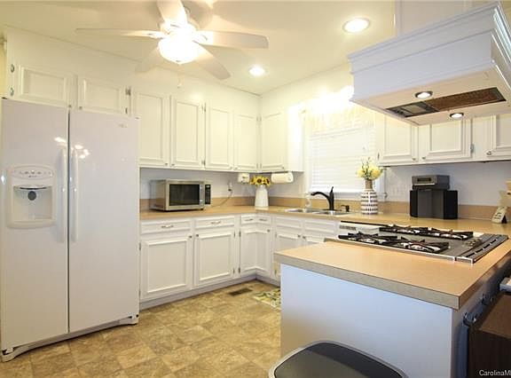 5th image of 2247 Helen Dr