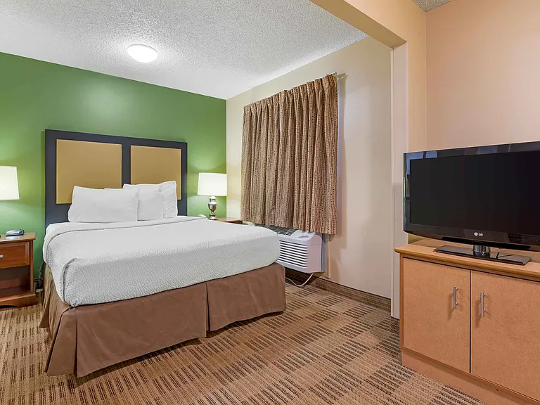 Deluxe Studio - 1 Queen Bed