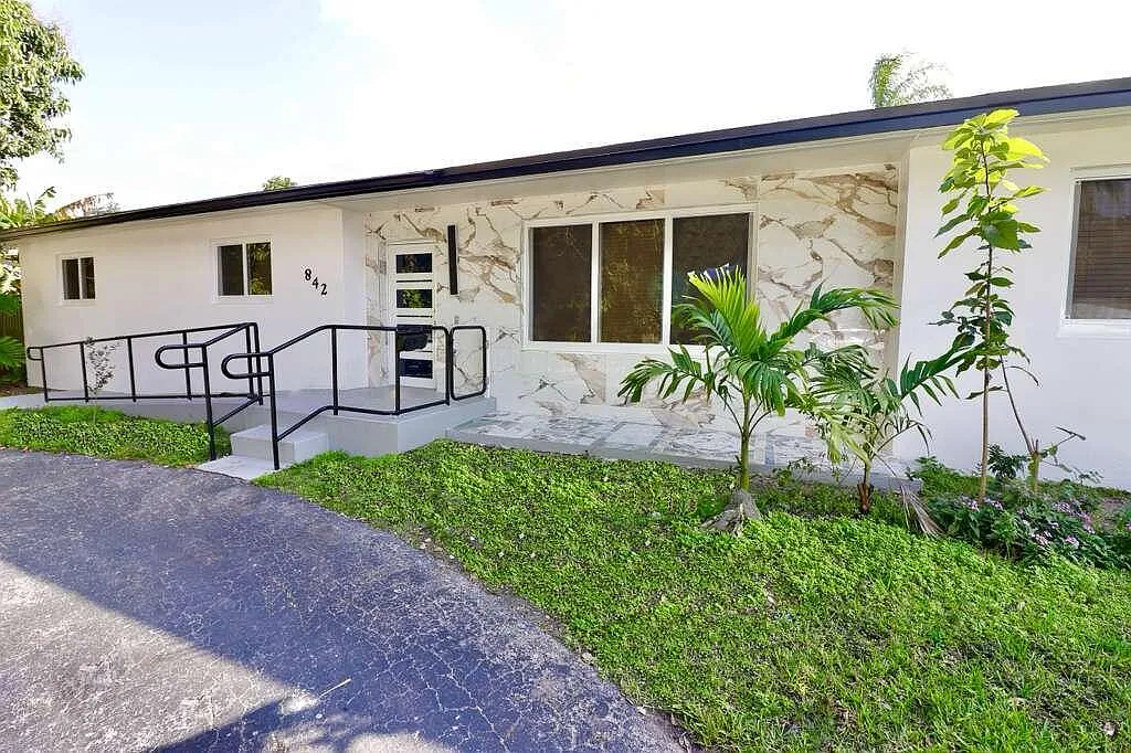 4 bed, 3.0 bath, 1708 sqft, $5,000 — Photo 2