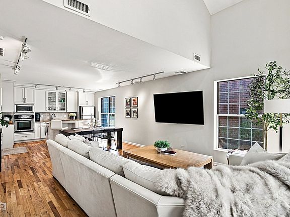 2nd image of 1640 W Diversey Ave #6