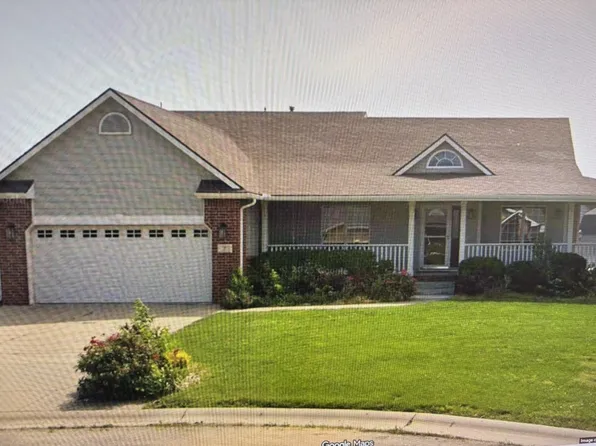 7 S Fieldcrest Ct, Mount Hope, KS 67108
