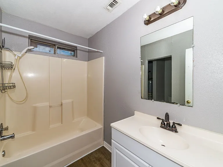 508 Bee St — Photo 24