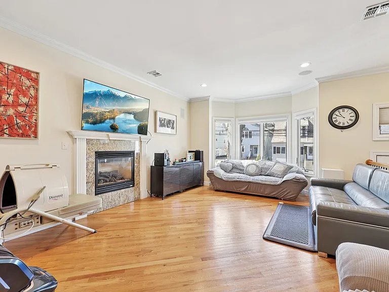 421 Lafayette Ave — Photo 1