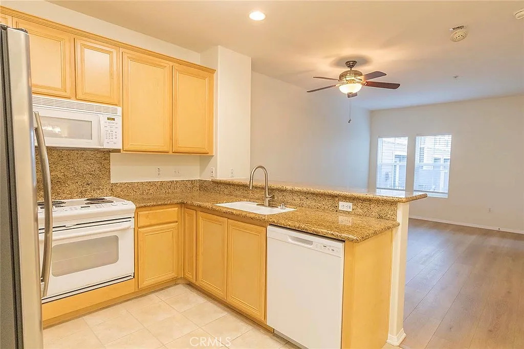 1 bed, 570 sqft, $2,700 — Photo 3