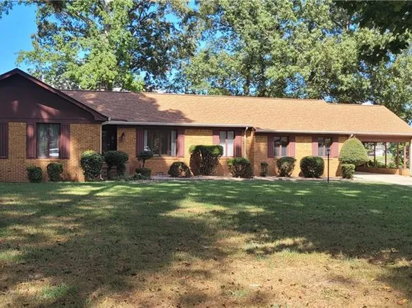 5856 Bernhowe Manor Ln, Suffolk, VA 23435