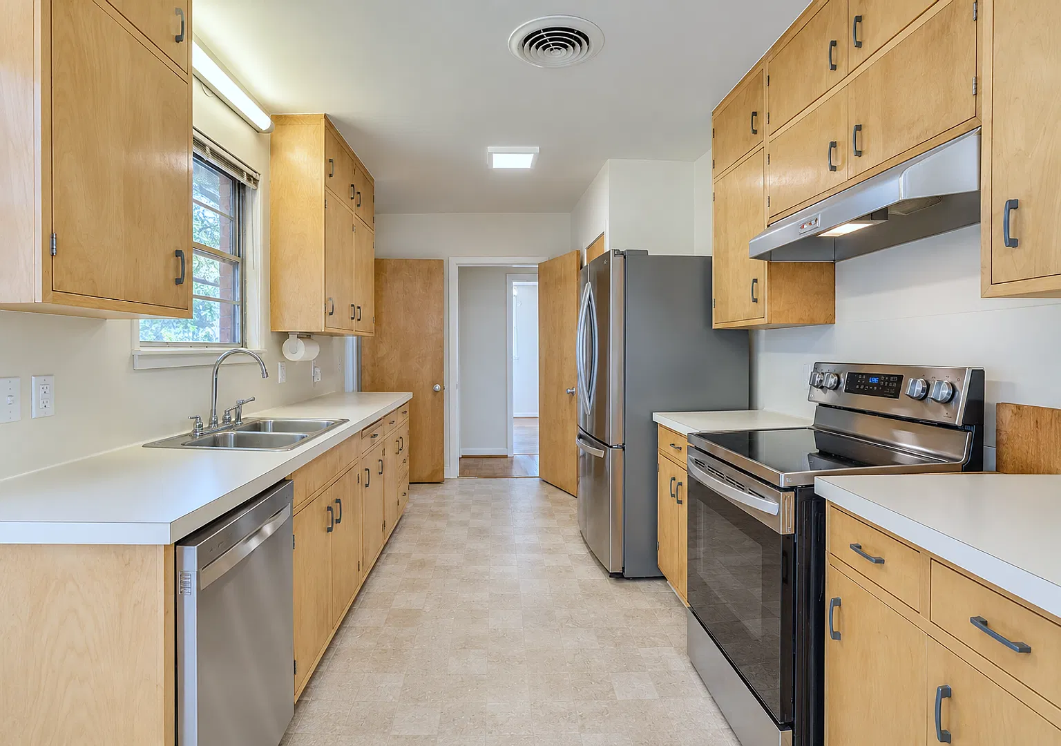 604 Bellevue Pl - large 1 story 6 bed 5 bath house with large back yard walking distance to UT. — Photo 4
