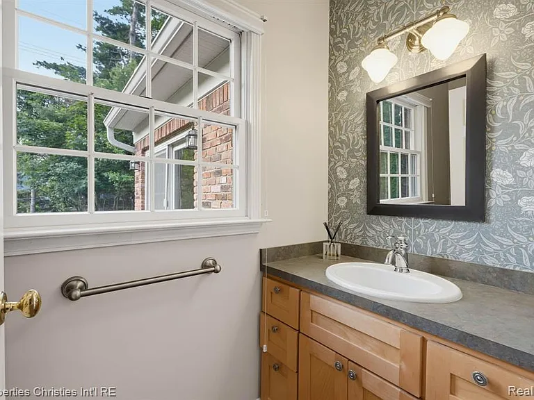 1688 Northlawn Blvd — Photo 23