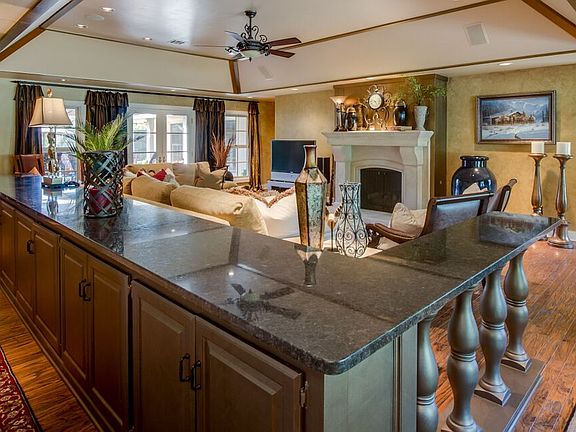 Living Room w/22' Buffet