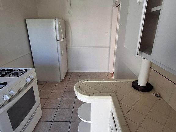 4th image of 2-1655 N Hobart Blvd