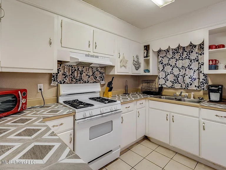 1102 Tucker Ave — Photo 6