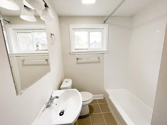 5th image of 1938 Jackson Ave #1
