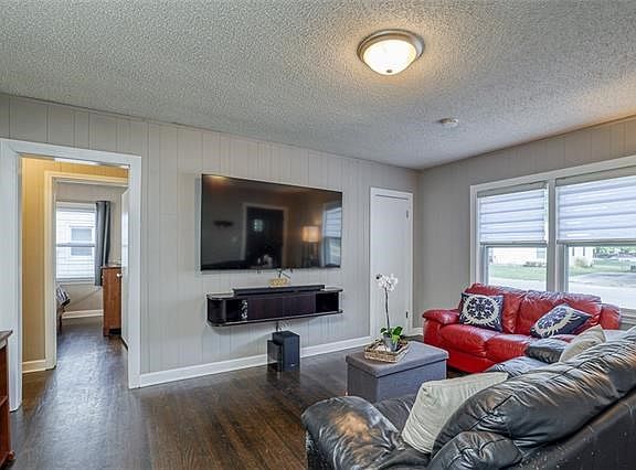 5th image of 605 W Oak St