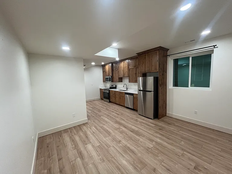 818 W Manor Crest Ln #BASEMENT — Photo 2