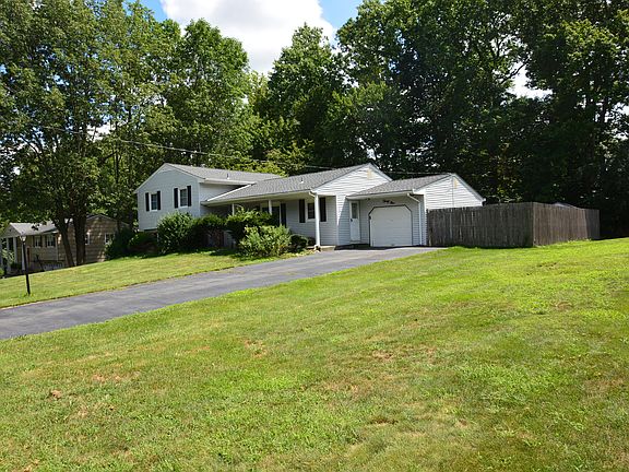 Garage w/plenty of parking