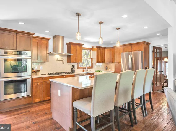 2 Pin Oak Trl, Medford, NJ 08055