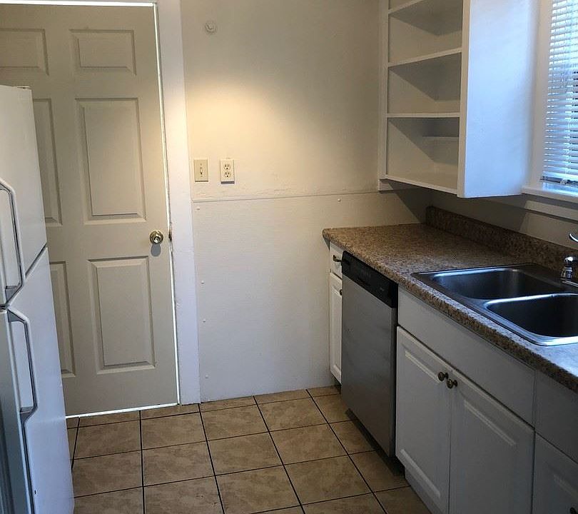 1st image of 915 S 11th Ave