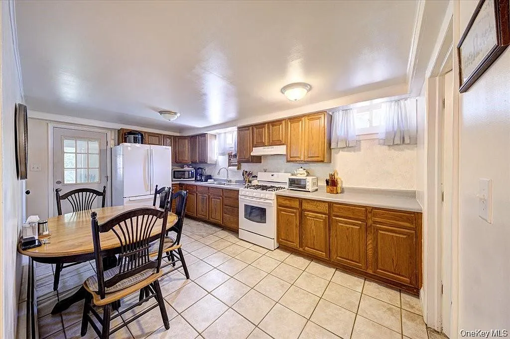 2 bed, 1.0 bath, 1647 sqft, $2,500 — Photo 2