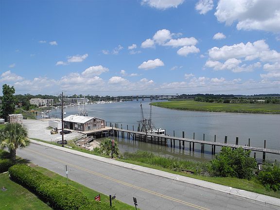 3rd image of 3113 River Dr APT 12