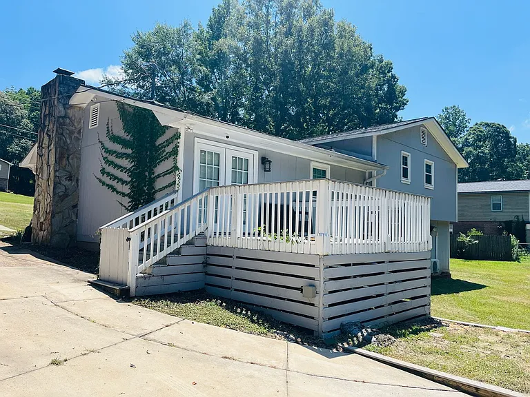 147 N Lake Dr — Photo 45