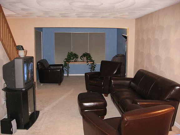 LIVINGROOM/DEN