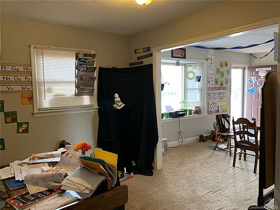 5th image of 627 Honeywood Ln