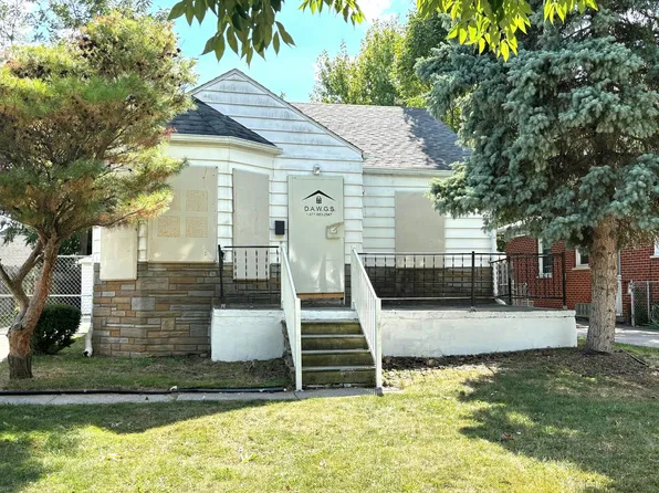 20624 Washtenaw St, Harper Woods, MI 48225