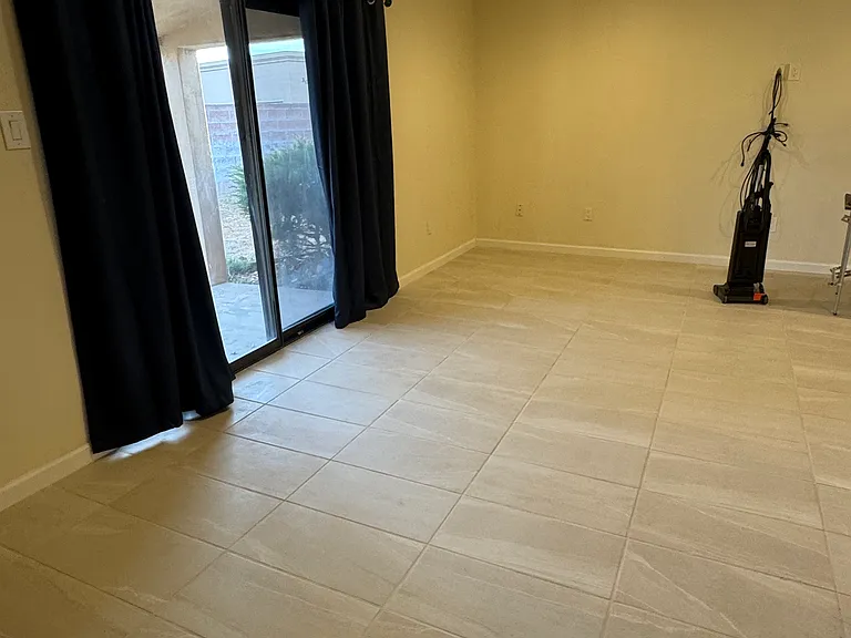 901 Country Club Dr SE — Photo 8