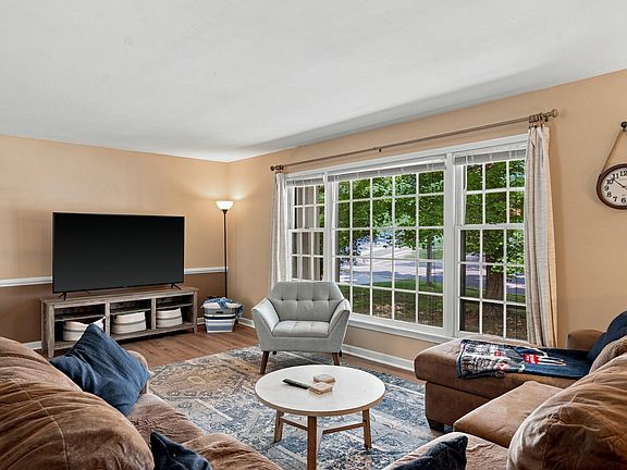 5th image of 303 W Briarwood Ln