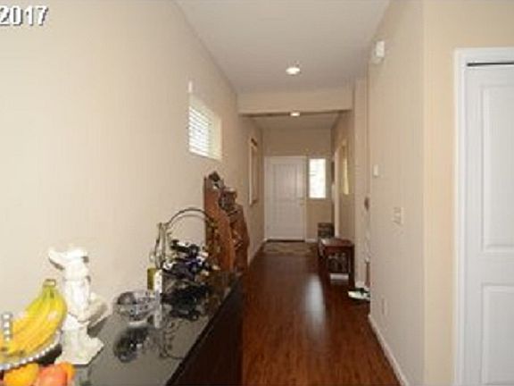 Great size hallway.