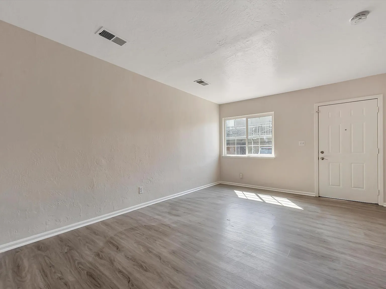 135 Lincoln Ave — Photo 2