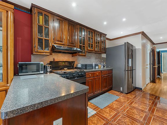 5th image of 178 South St