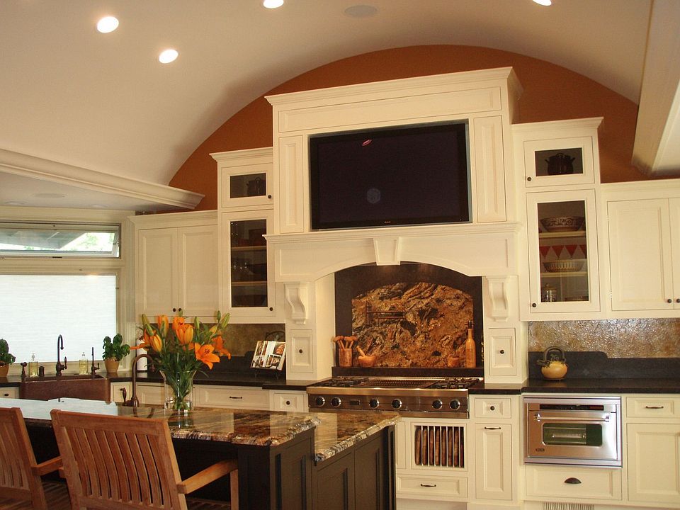 Chef's Kitchen with Viking Appliances and Plasma TV over the Rangetop